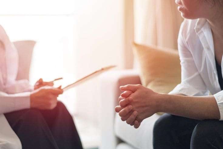 Deux femmes assises face à face dans un cadre de consultation.