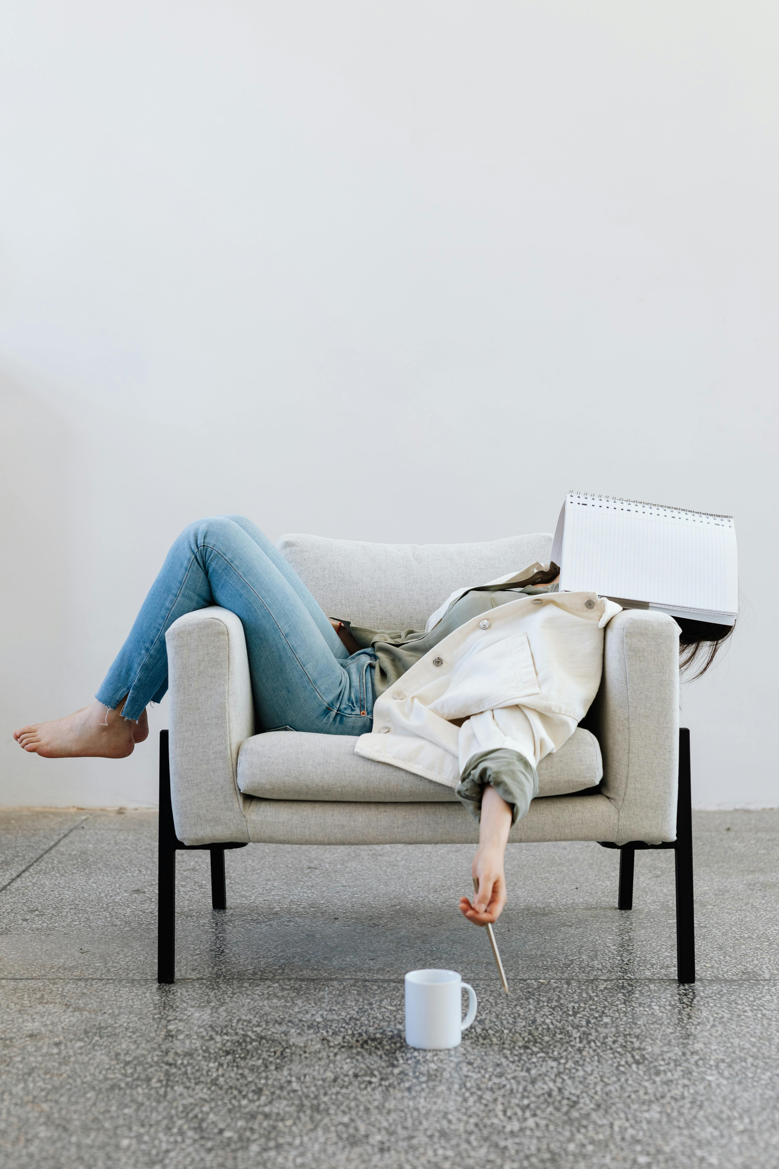 femme épuisée alongée sur un fauteuil