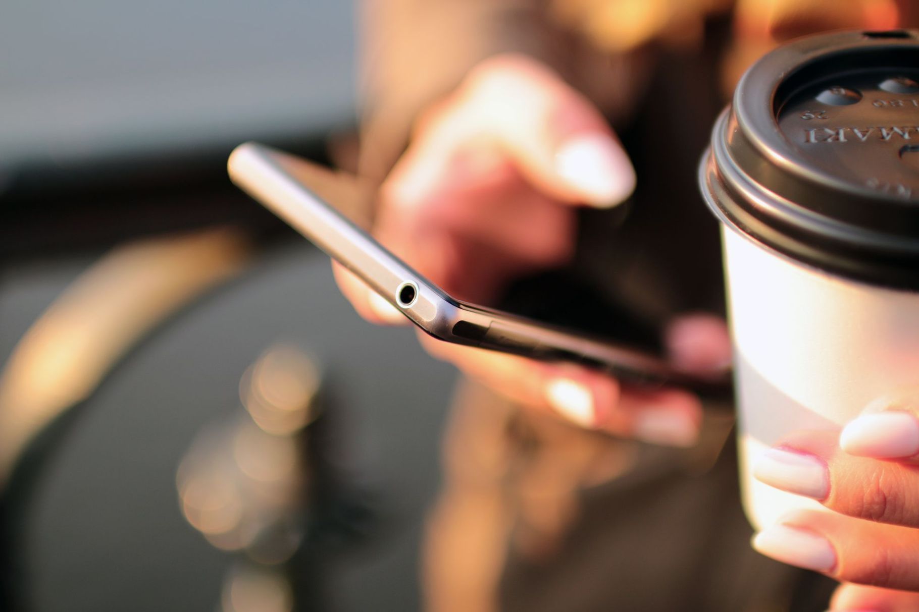 Main de femme sur son téléphone et cherchant un psy à Avignon